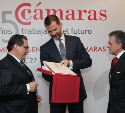 Don Felipe recibe de manos de Manuel Teruel, presidente del Consejo Superior de Cámaras de Comercio, el libro conmemorativo de los 125 años de Cámaras
